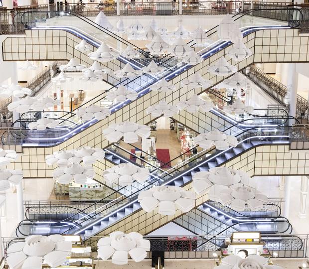 Pluie de fleurs et salons particuliers au Bon Marché